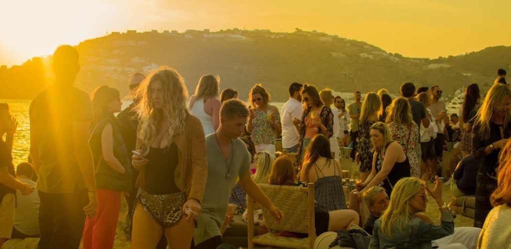 social crowd setting